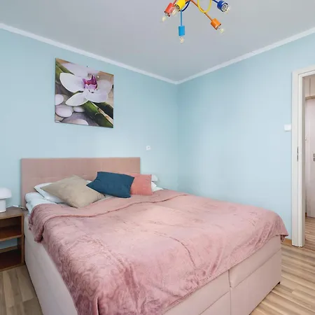 Klimatyczny Apartament Z Parkingiem By Renters
